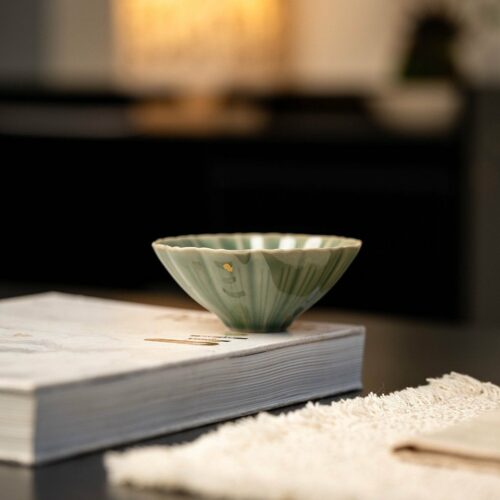 Celadon Yue Ware Gilt Painting Ceramic Chrysanthemum Petal Host Cup