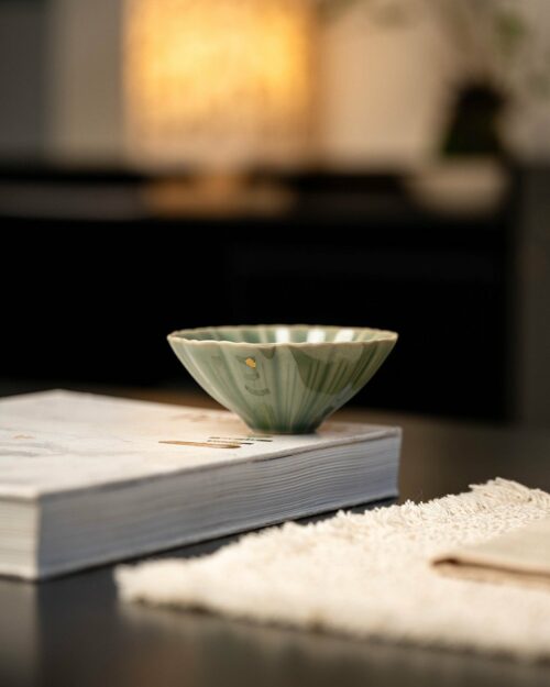 Celadon Yue Ware Gilt Painting Ceramic Chrysanthemum Petal Host Cup