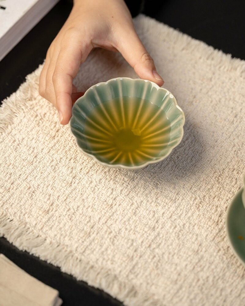Celadon Yue Ware Gilt Painting Ceramic Chrysanthemum Petal Host Cup