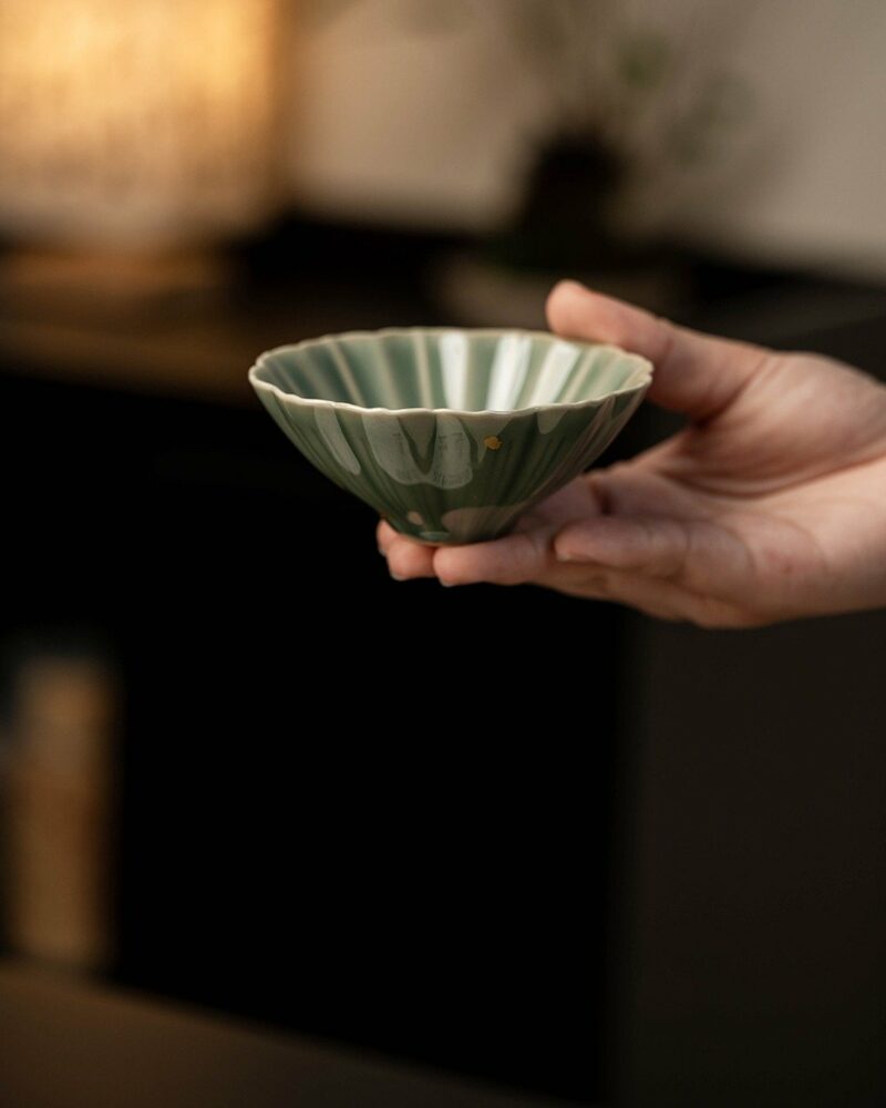 Celadon Yue Ware Gilt Painting Ceramic Chrysanthemum Petal Host Cup