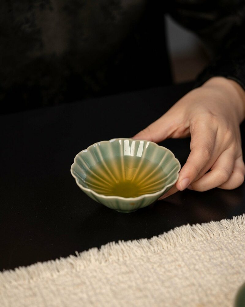 Celadon Yue Ware Gilt Painting Ceramic Chrysanthemum Petal Host Cup
