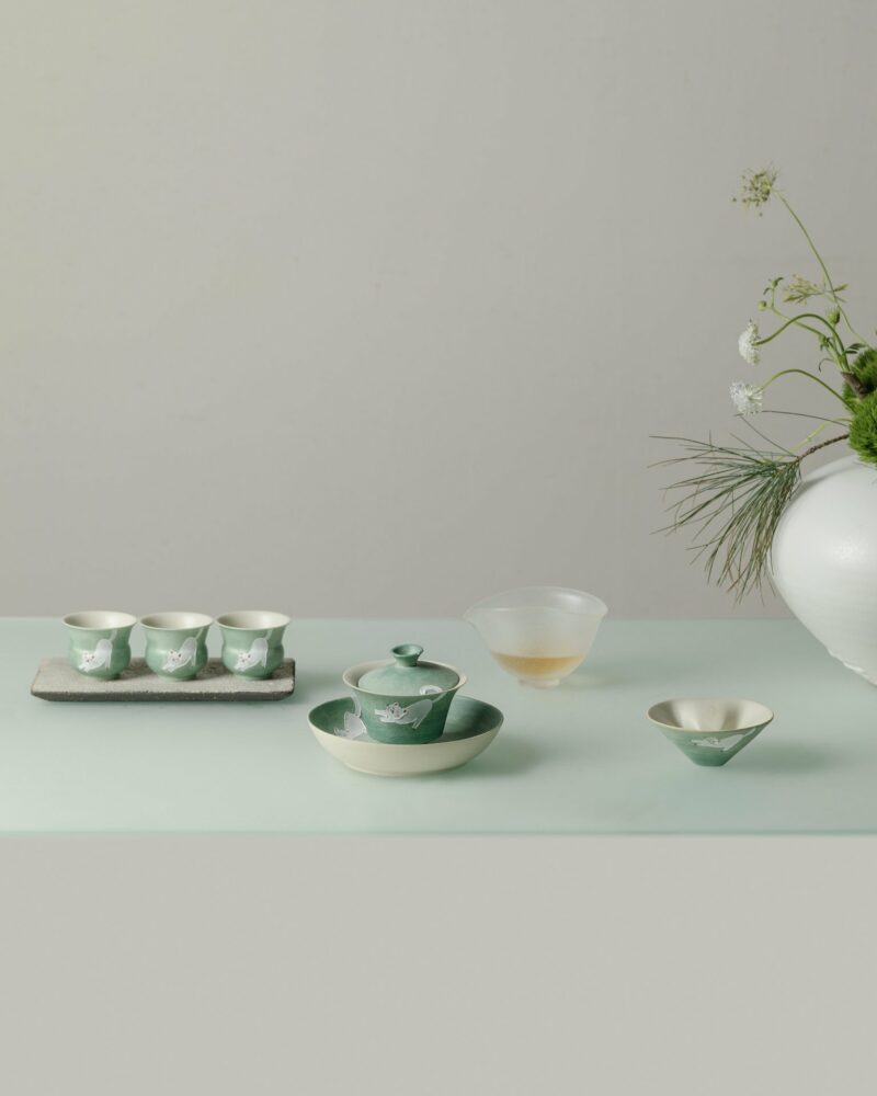 Hand-painted Ceramic Cloud Green Resting Cat Horseshoe Shape Gaiwan