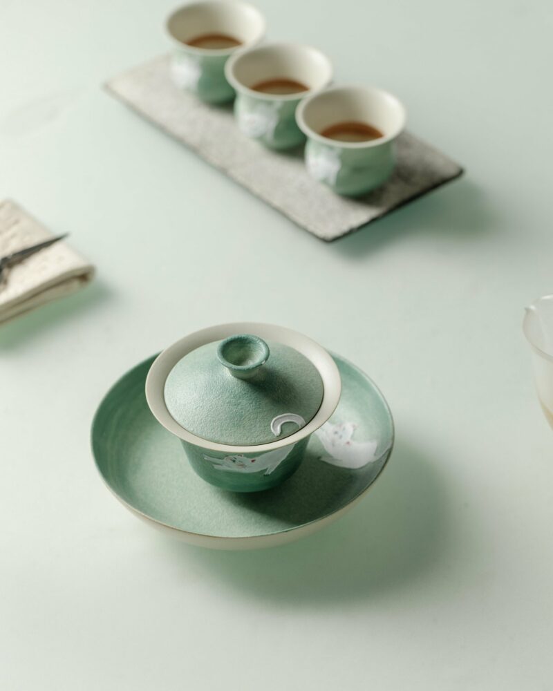 Hand-painted Ceramic Cloud Green Resting Cat Horseshoe Shape Gaiwan