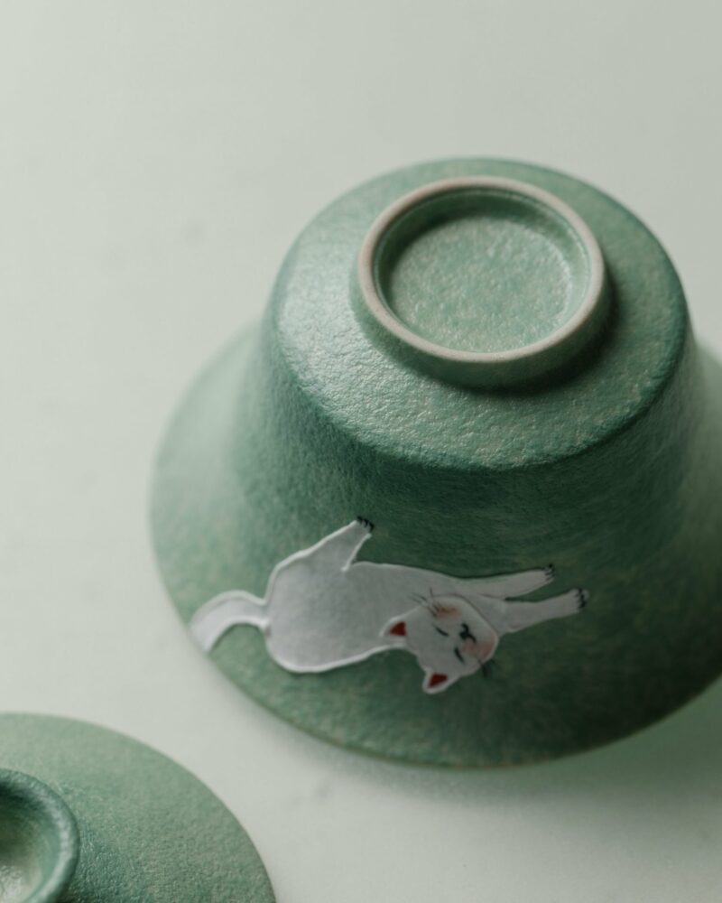 Hand-painted Ceramic Cloud Green Resting Cat Horseshoe Shape Gaiwan