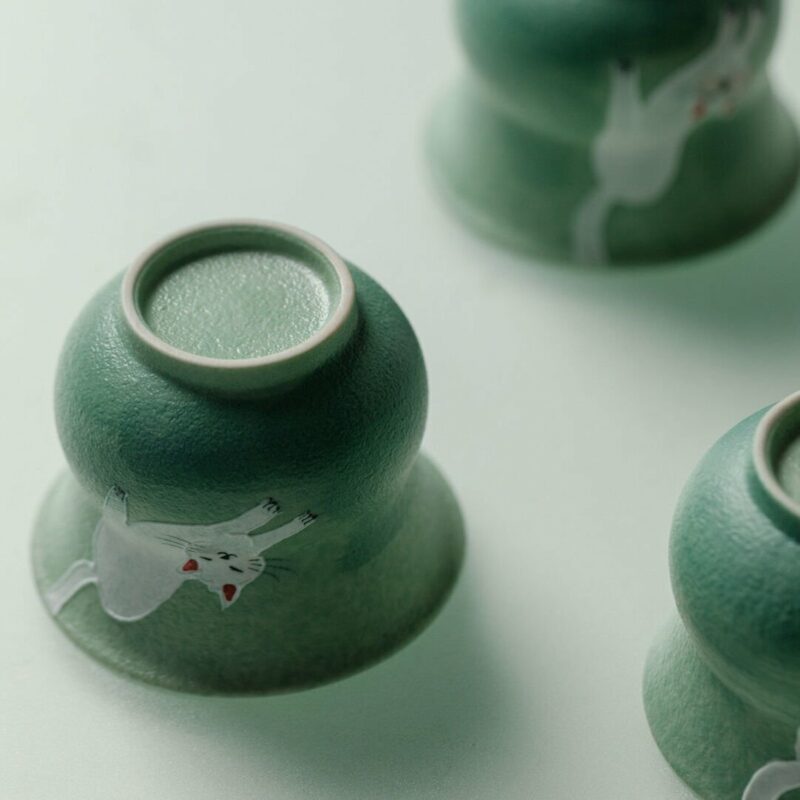 Hand-painted Ceramic Cloud Green Resting Cat Horseshoe Shape Gaiwan