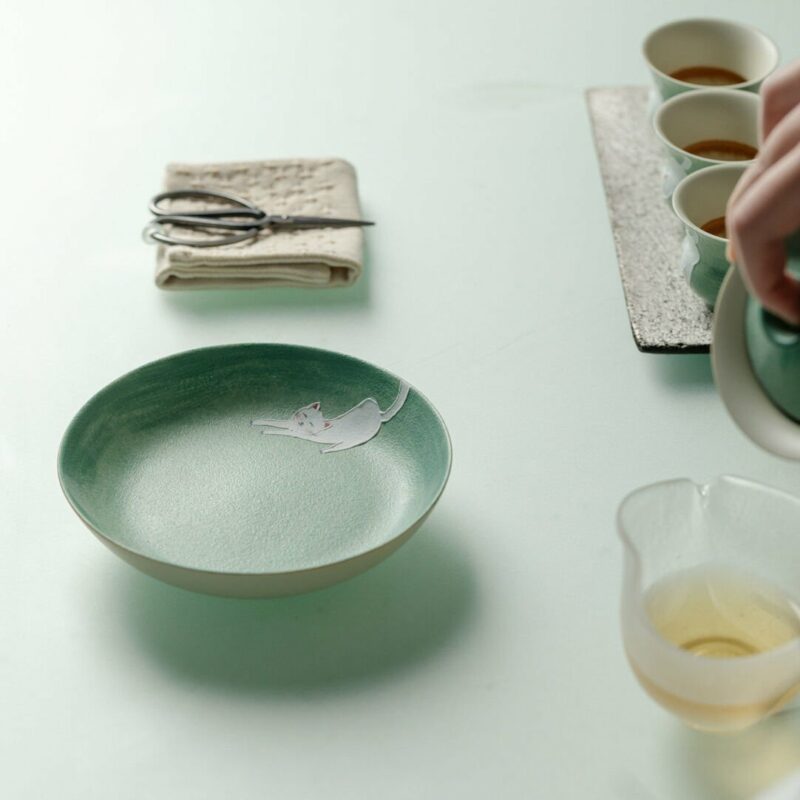 Hand-painted Ceramic Cloud Green Resting Cat Horseshoe Shape Gaiwan