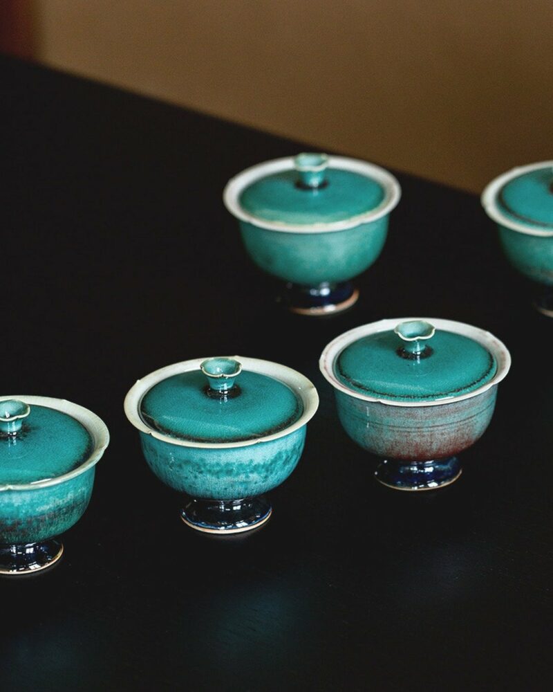 Chinese Style Ceramic Peacock green flower-rim high-foot with verdigris kiln-change crackle glaze 120ml Gaiwan