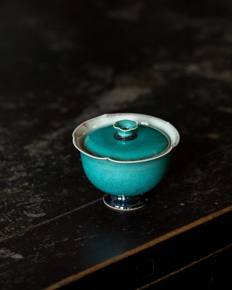 Chinese Style Ceramic Peacock green flower-rim high-foot with verdigris kiln-change crackle glaze 120ml Gaiwan
