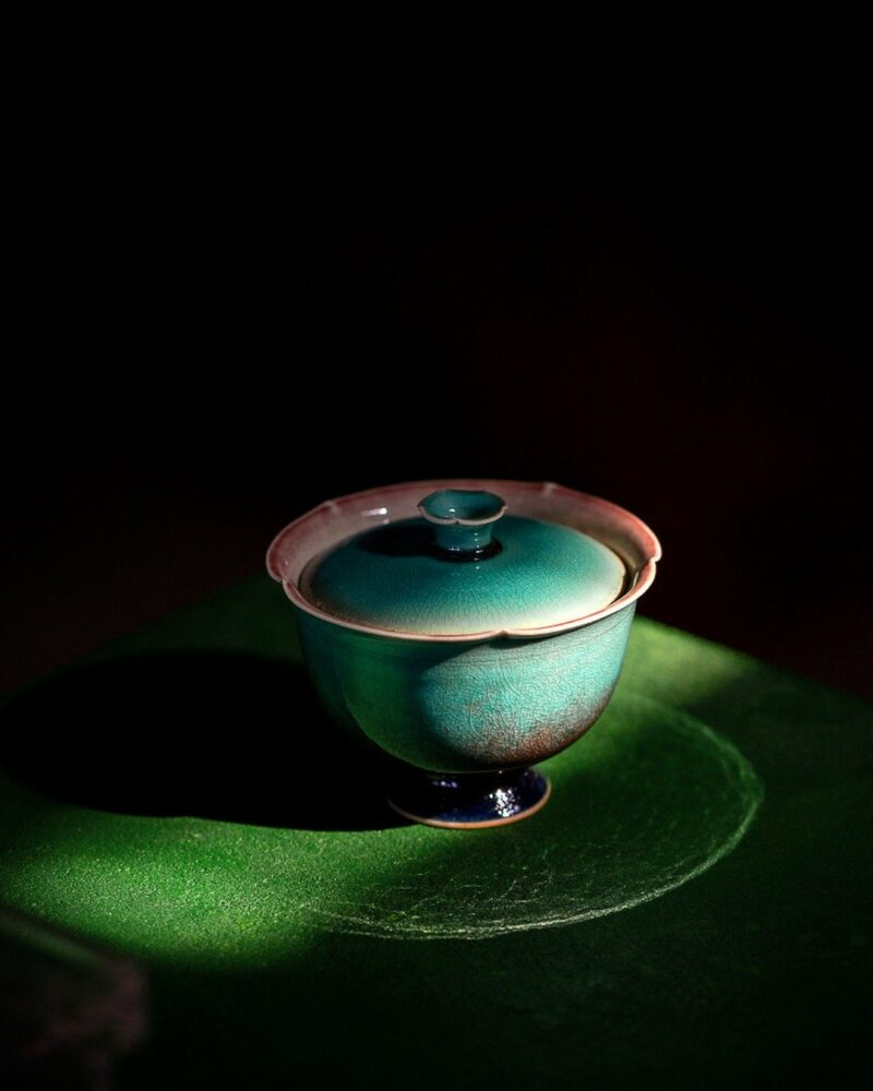 Chinese Style Ceramic Peacock green flower-rim high-foot with verdigris kiln-change crackle glaze 120ml Gaiwan