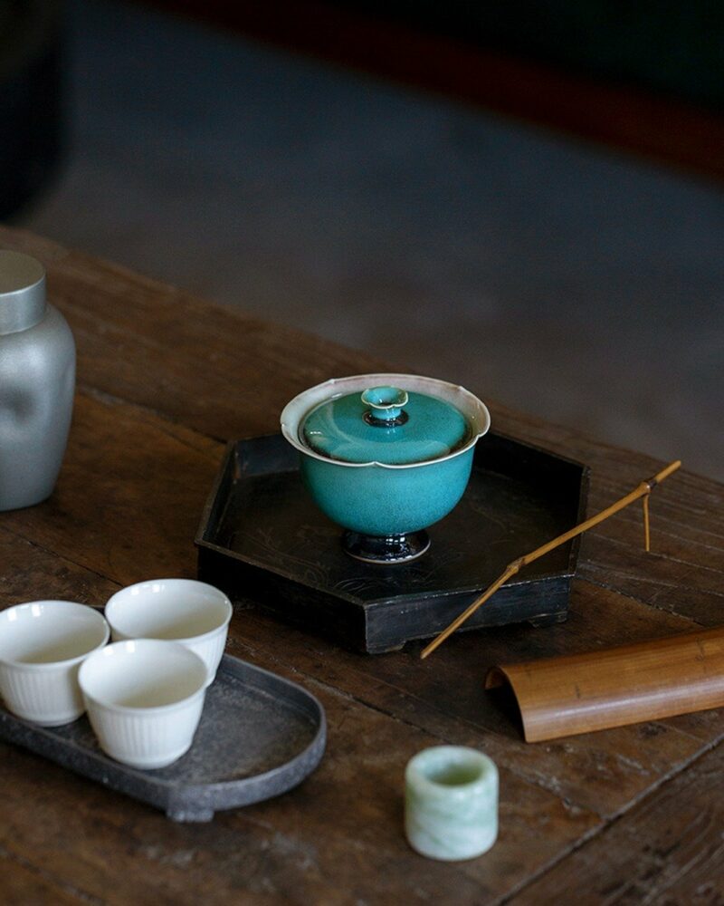 Chinese Style Ceramic Peacock green flower-rim high-foot with verdigris kiln-change crackle glaze 120ml Gaiwan