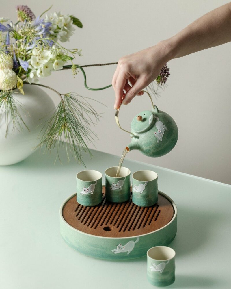 Hand-painted Ceramic Cloud Green Resting Cat With Bamboo Tray Chinese Tea Set