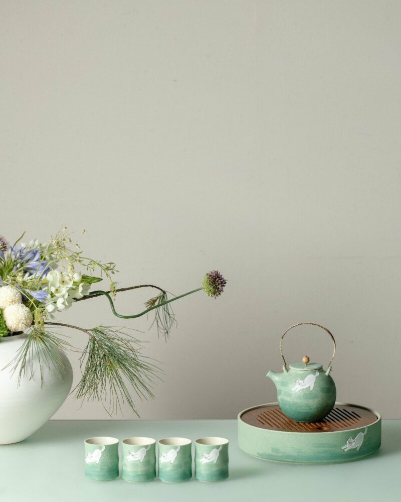 Hand-painted Ceramic Cloud Green Resting Cat With Bamboo Tray Chinese Tea Set
