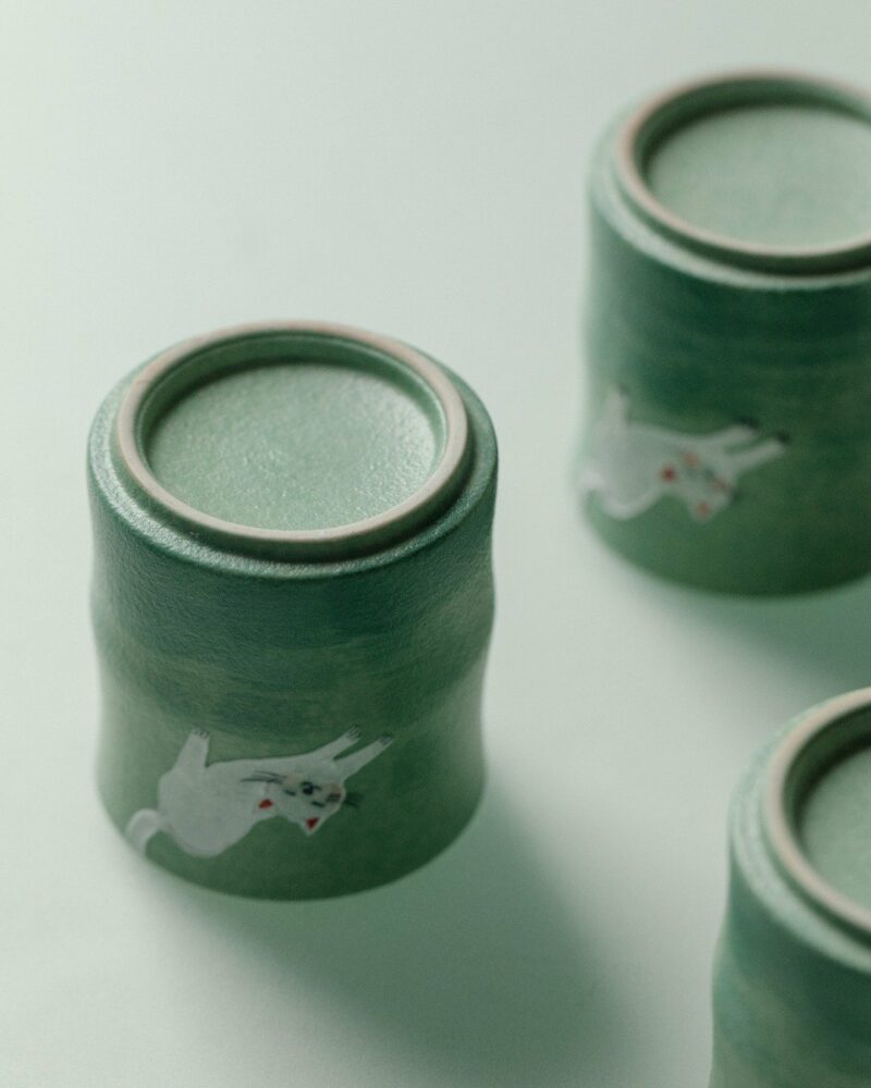 Hand-painted Ceramic Cloud Green Resting Cat With Bamboo Tray Chinese Tea Set
