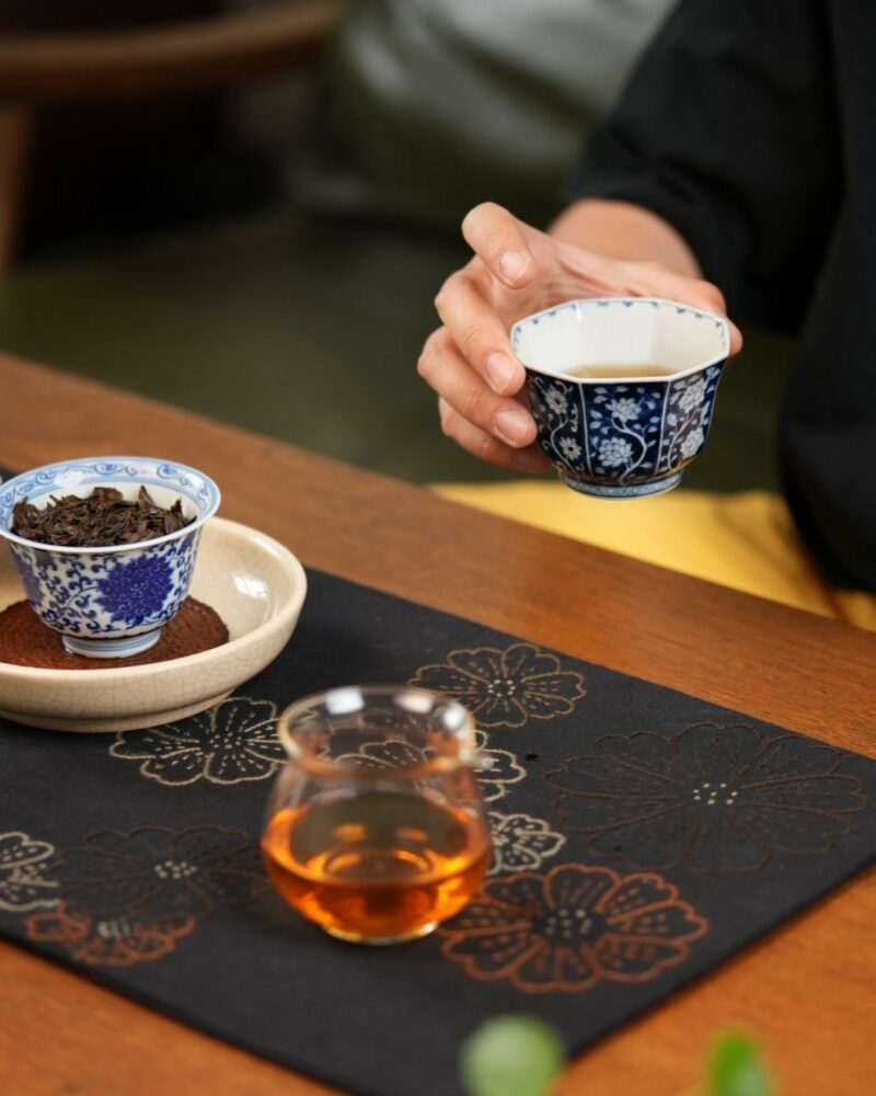 Hand-painted-Qinghua-Porcelain-Octagonal-Blue-Floral-150ml-Host-Cup8 Hand-painted Qinghua Porcelain Octagonal Blue Floral 150ml Host Cup