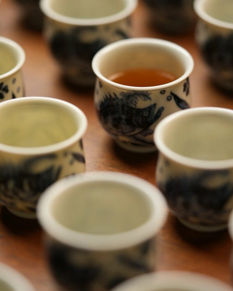 Handmade-Chinese-Style-Qinghua-Porcelain-Fsh-and-Algae-Furnace-shaped-30ml-Tea-Cup2 Handmade Chinese Style Qinghua Porcelain Fsh and Algae Furnace-shaped 30ml Tea Cup