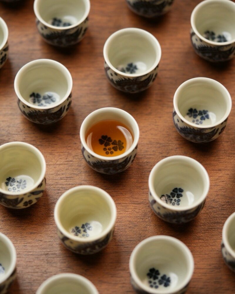 Handmade-Chinese-Style-Qinghua-Porcelain-Fsh-and-Algae-Furnace-shaped-30ml-Tea-Cup9 Handmade Chinese Style Qinghua Porcelain Fsh and Algae Furnace-shaped 30ml Tea Cup