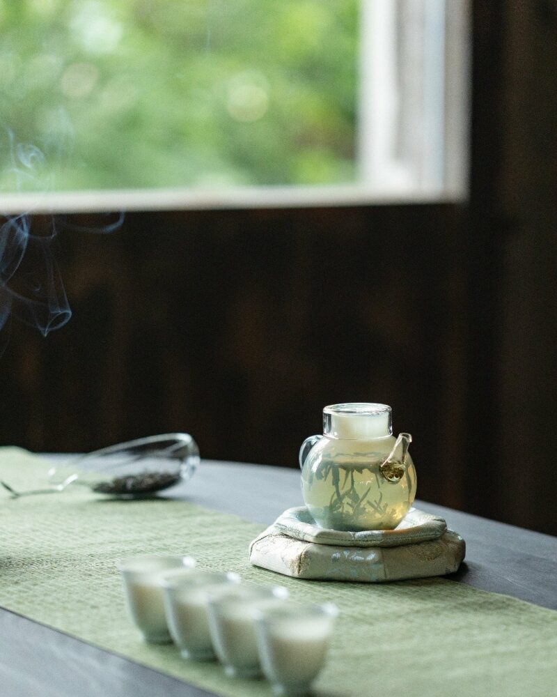 Minimalist Jade White Elegant Glass Yellow 270ml Teapot