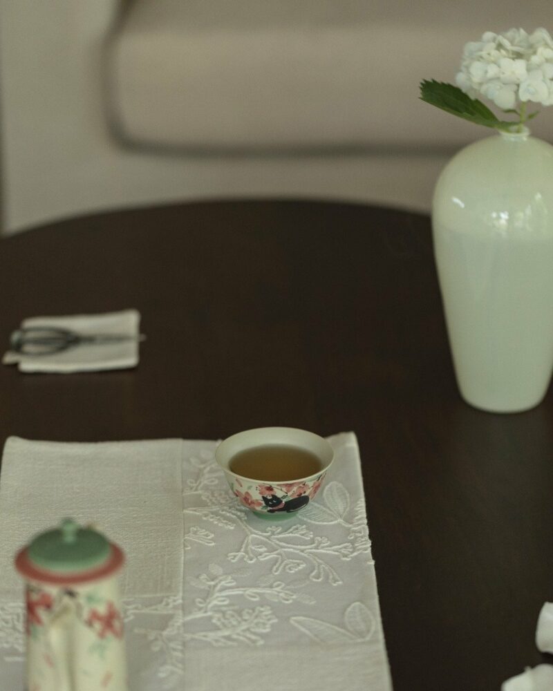 Hand-painted-Ceramic-Cat-Beneath-Falling-Cherry-Blossoms-100ml-Gaiwan11 Hand-painted Ceramic Cat Beneath Falling Cherry Blossoms 100ml Gaiwan