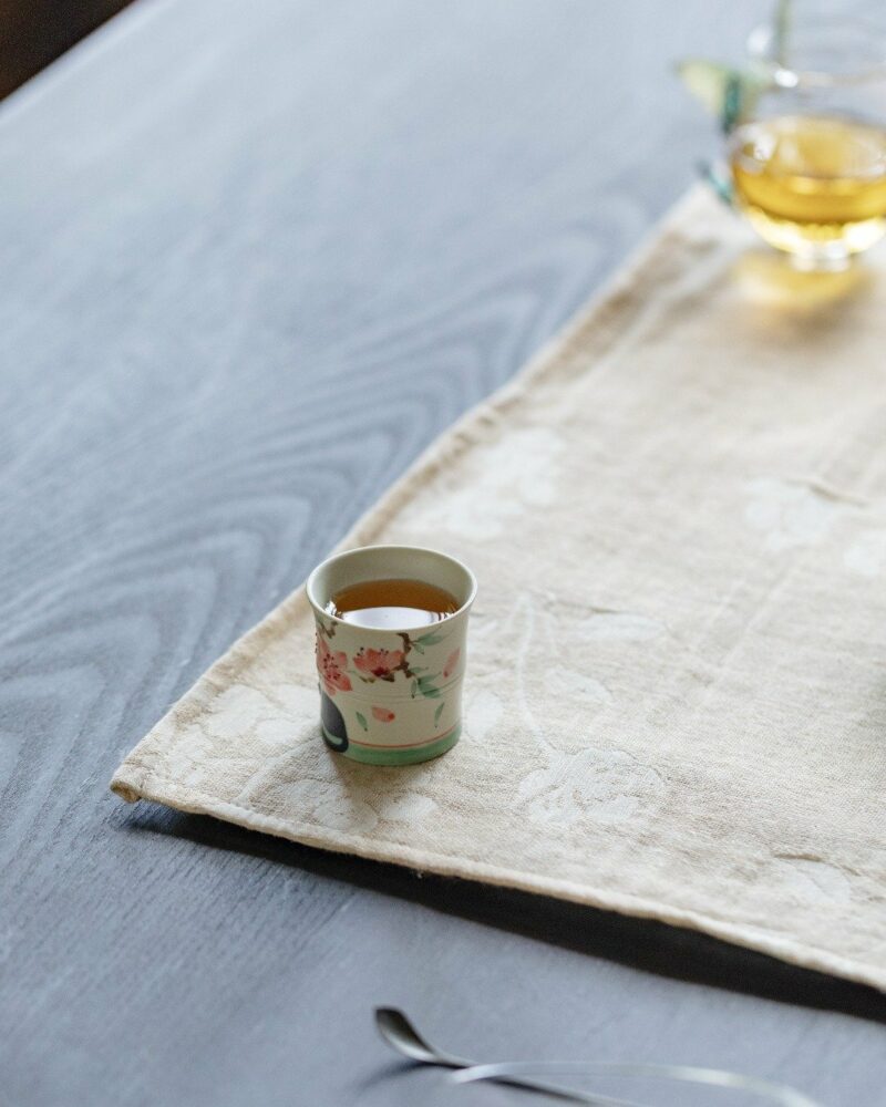 Hand-painted-Ceramic-Cat-Beneath-Falling-Cherry-Blossoms-100ml-Gaiwan8 Hand-painted Ceramic Cat Beneath Falling Cherry Blossoms 100ml Gaiwan