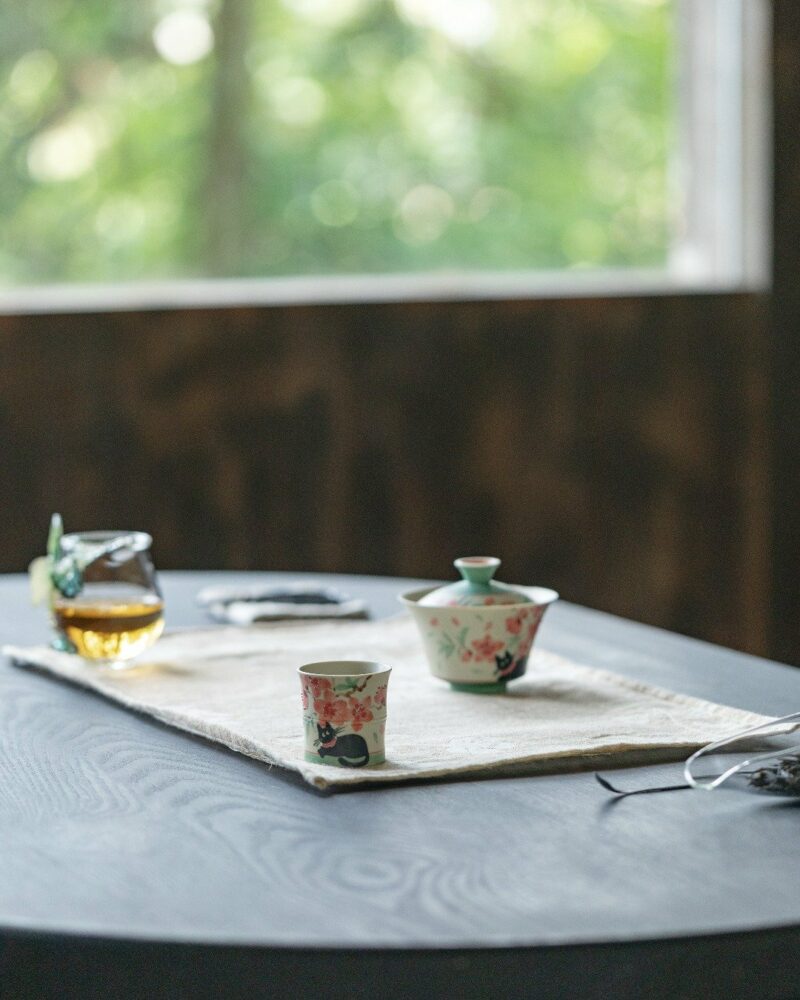 Hand-painted-Ceramic-Cat-Beneath-Falling-Cherry-Blossoms-100ml-Gaiwan9 Hand-painted Ceramic Cat Beneath Falling Cherry Blossoms 100ml Gaiwan