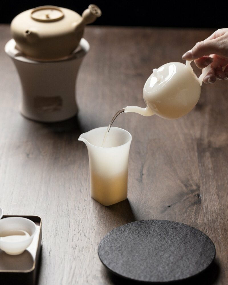 Minimalist-Bing-Zhong-Jade-Porcelain-Apple-Form-100ml-Chinese-Teapot5 Minimalist Bing Zhong Jade Porcelain Apple Form 100ml Chinese Teapot