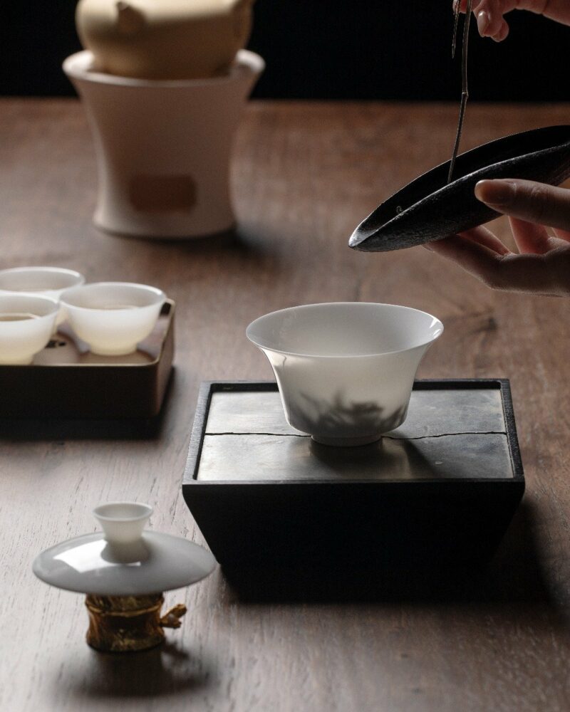 Minimalist Extra Thin Mutton Fat Jade Porcelain Horseshoe Shape 100ml Gaiwan