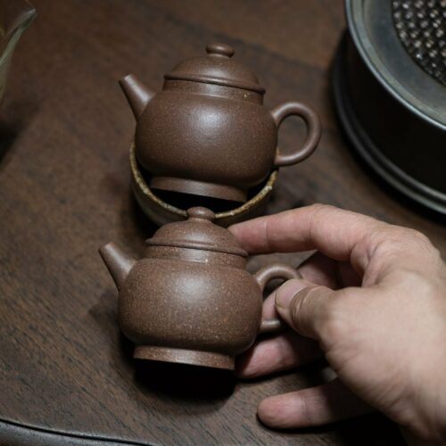 Tetera de Yixing «Gu Du Wu Ni Ju Lun Zhu» de 80 ml, totalmente hecha a mano — Reserva — Envío en 20 días1 Tetera de Yixing «Gu Du Wu Ni Ju Lun Zhu» de 80 ml, totalmente hecha a mano. Reserva. Envío en 20 días.