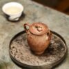 Tetera de Yixing «Duanni» de 90 cc, totalmente hecha a mano y cocida a leña, con relieve de ramas «Duanni»