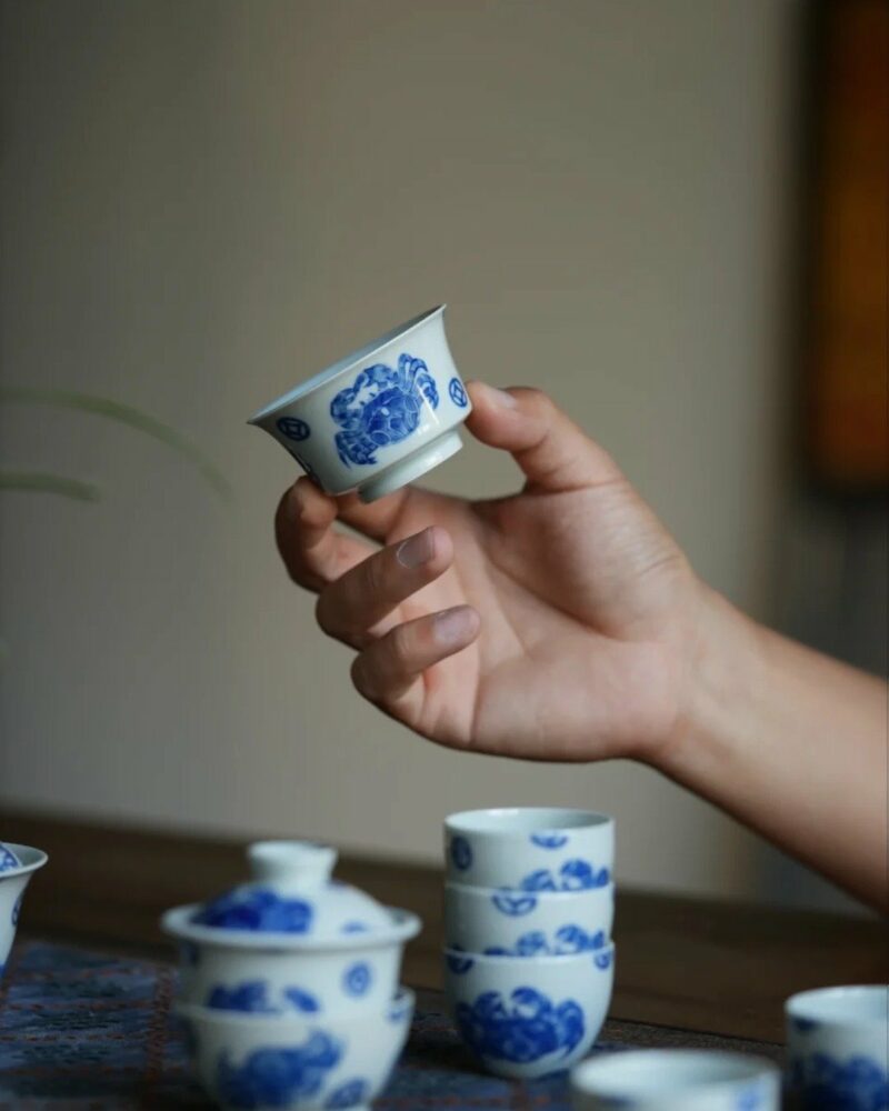 Hand-painted-Qinghua-Wood-kiln-Fired-Porcelain-Crab-Gaiwan-Set10 طقم غايوان على شكل سرطان البحر من البورسلين المطلي يدويًّا والمُصنَّع في فرن الخشب بجامعة تشينغهوا