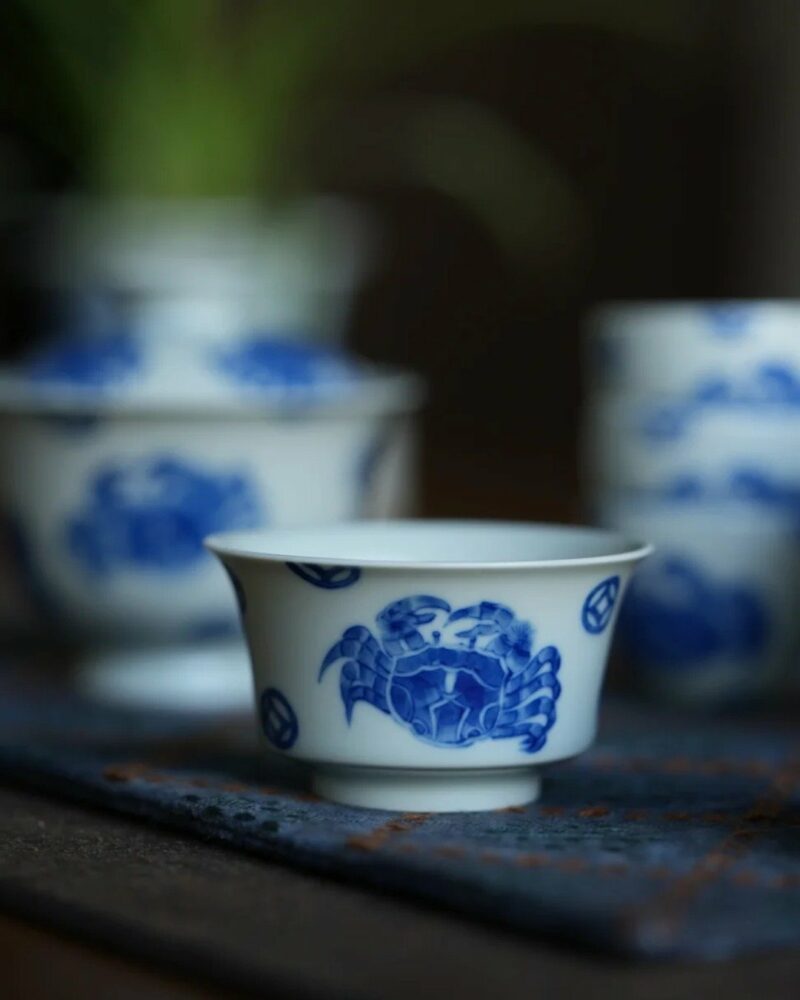 Hand-painted-Qinghua-Wood-kiln-Fired-Porcelain-Crab-Gaiwan-Set11 طقم غايوان على شكل سرطان البحر من البورسلين المطلي يدويًّا والمُصنَّع في فرن الخشب بجامعة تشينغهوا