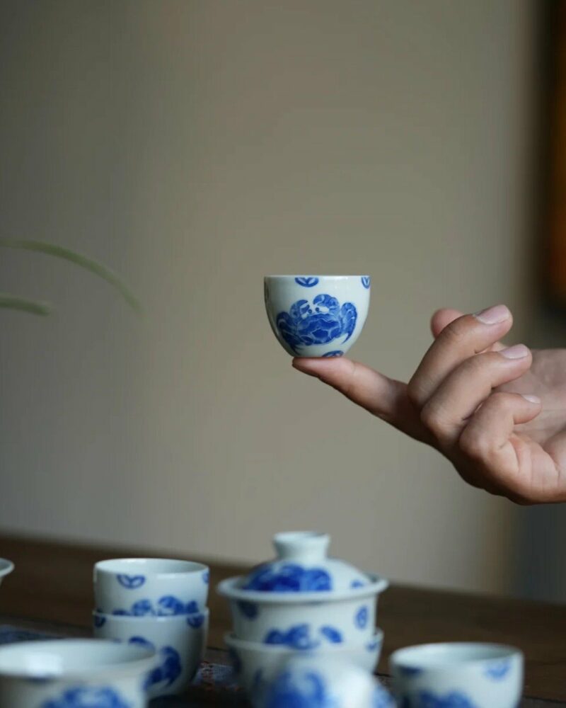 Hand-painted-Qinghua-Wood-kiln-Fired-Porcelain-Crab-Gaiwan-Set2 طقم غايوان على شكل سرطان البحر من البورسلين المطلي يدويًّا والمُصنَّع في فرن الخشب بجامعة تشينغهوا