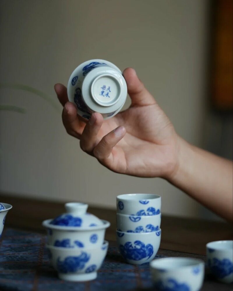 Hand-painted-Qinghua-Wood-kiln-Fired-Porcelain-Crab-Gaiwan-Set3 طقم غايوان على شكل سرطان البحر من البورسلين المطلي يدويًّا والمُصنَّع في فرن الخشب بجامعة تشينغهوا