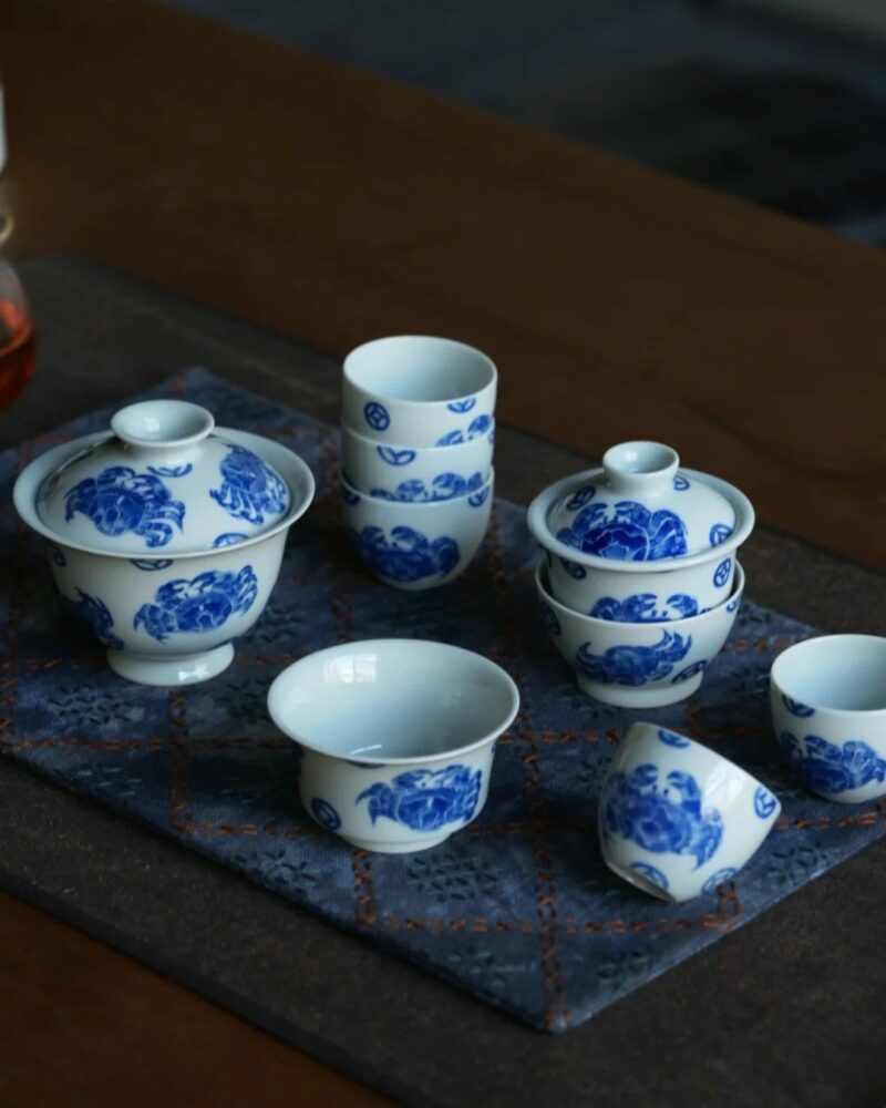 Hand-painted-Qinghua-Wood-kiln-Fired-Porcelain-Crab-Gaiwan-Set4 طقم غايوان على شكل سرطان البحر من البورسلين المطلي يدويًّا والمُصنَّع في فرن الخشب بجامعة تشينغهوا