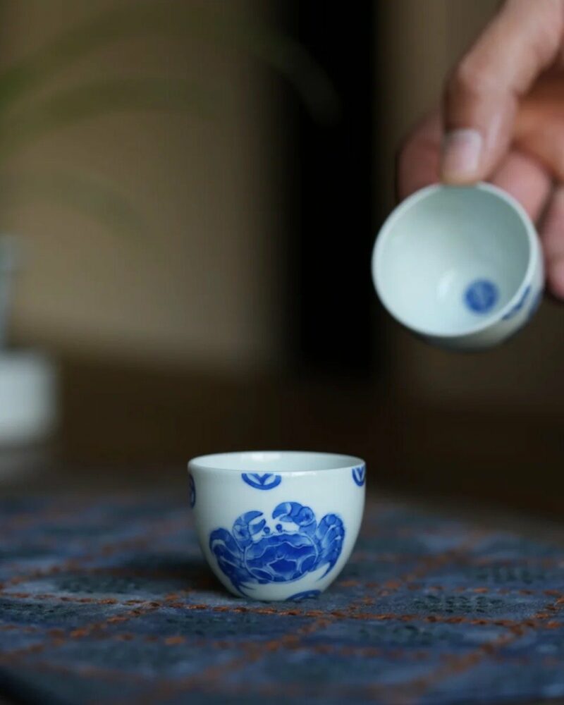 Hand-painted-Qinghua-Wood-kiln-Fired-Porcelain-Crab-Gaiwan-Set5 طقم غايوان على شكل سرطان البحر من البورسلين المطلي يدويًّا والمُصنَّع في فرن الخشب بجامعة تشينغهوا