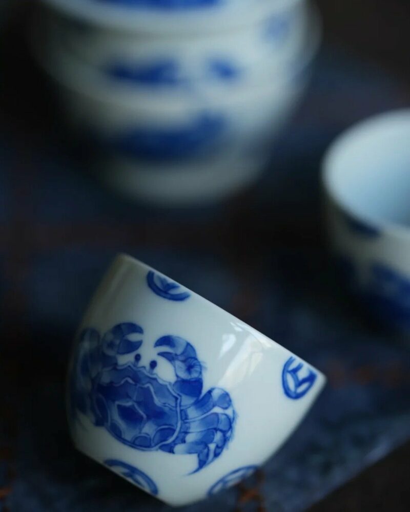 Hand-painted-Qinghua-Wood-kiln-Fired-Porcelain-Crab-Gaiwan-Set6 طقم غايوان على شكل سرطان البحر من البورسلين المطلي يدويًّا والمُصنَّع في فرن الخشب بجامعة تشينغهوا