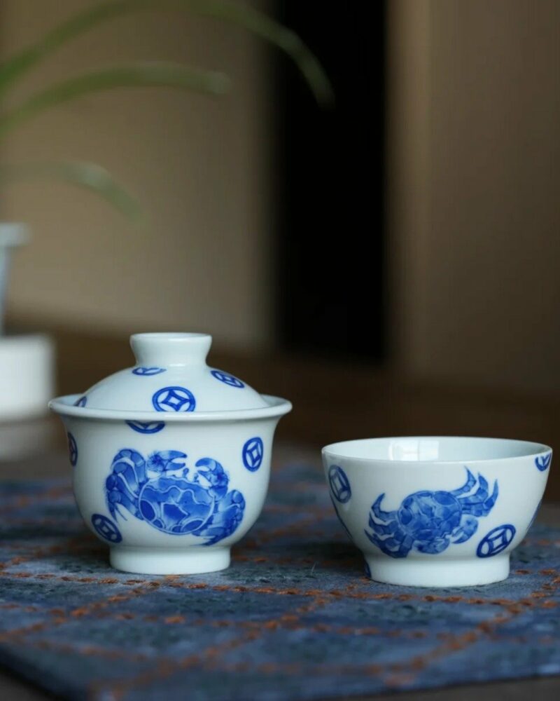 Hand-painted-Qinghua-Wood-kiln-Fired-Porcelain-Crab-Gaiwan-Set7 طقم غايوان على شكل سرطان البحر من البورسلين المطلي يدويًّا والمُصنَّع في فرن الخشب بجامعة تشينغهوا