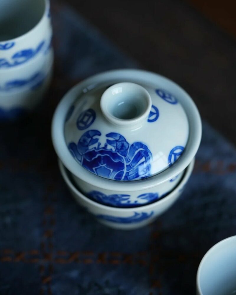 Hand-painted-Qinghua-Wood-kiln-Fired-Porcelain-Crab-Gaiwan-Set8 طقم غايوان على شكل سرطان البحر من البورسلين المطلي يدويًّا والمُصنَّع في فرن الخشب بجامعة تشينغهوا