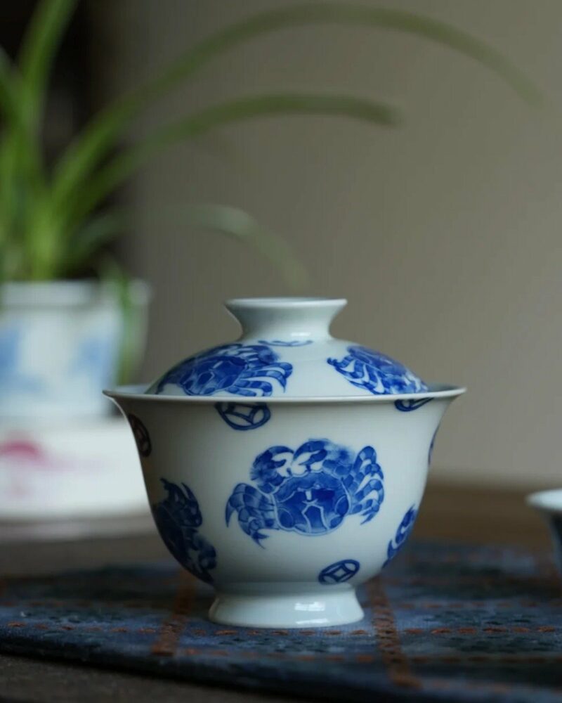 Hand-painted-Qinghua-Wood-kiln-Fired-Porcelain-Crab-Gaiwan-Set9 طقم غايوان على شكل سرطان البحر من البورسلين المطلي يدويًّا والمُصنَّع في فرن الخشب بجامعة تشينغهوا