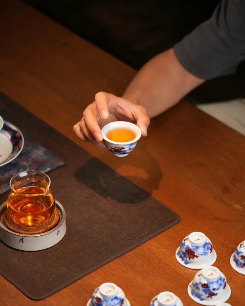 Handmade-Hand-painted-Qinghua-Underglaze-Red-Porcelain-Landscape-50cc-Host-Cup10 Handgefertigte, handbemalte Qinghua-Porzellan-Landschaft mit Unterglasurrot, 50 cc, Gastgeberschale