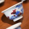 Handmade-Hand-painted-Qinghua-Underglaze-Red-Porcelain-Landscape-50cc-Host-Cup3 Handgefertigte, handbemalte Qinghua-Porzellan-Landschaft mit Unterglasurrot, 50 cc, Gastgeberschale