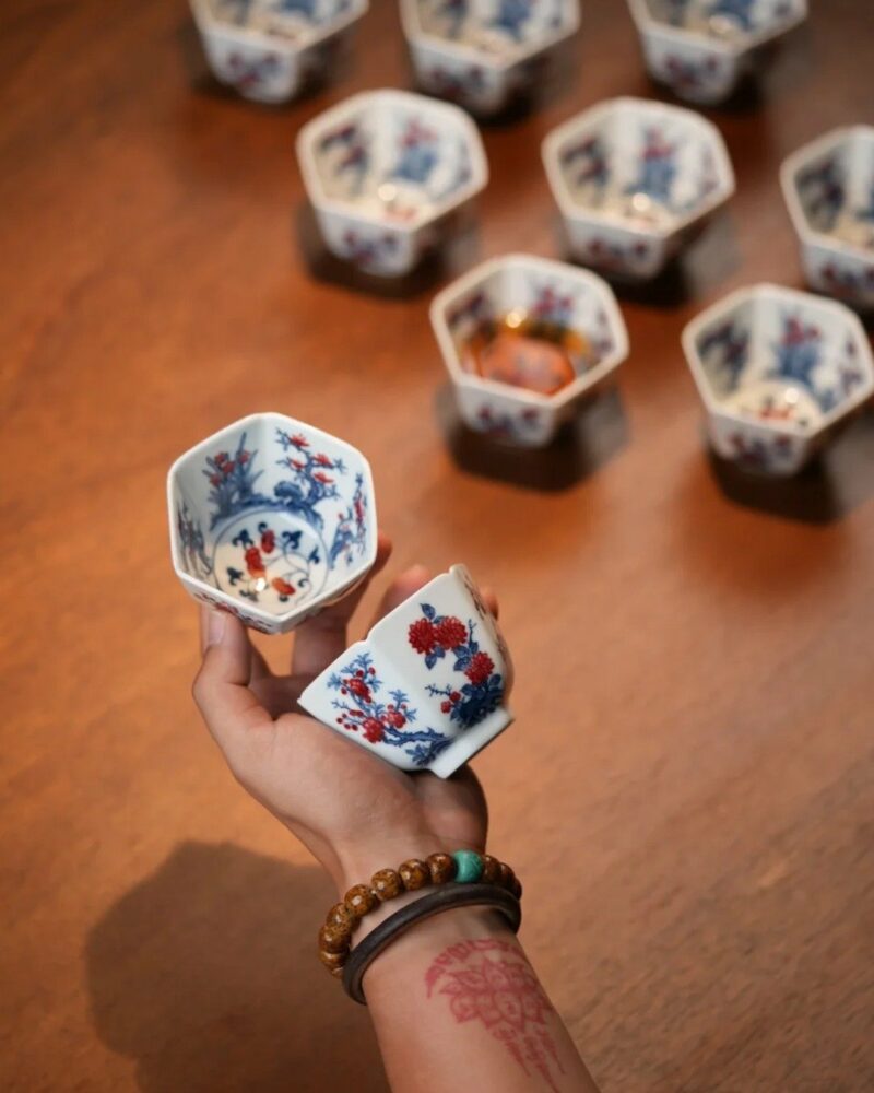 Handmade-Hand-painted-Qinghua-Underglaze-Red-Porcelain-Twelve-Flower-Goddesses-Hexagonal-120cc-Host-Cup1-1 수제 수채화 청화 청자, 12명의 꽃의 여신 문양이 새겨진 육각형 120cc 주인용 잔