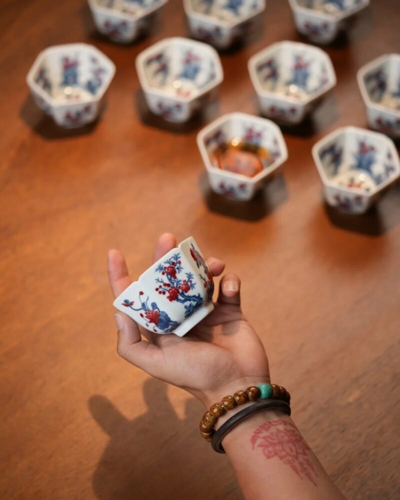 Handmade-Hand-painted-Qinghua-Underglaze-Red-Porcelain-Twelve-Flower-Goddesses-Hexagonal-120cc-Host-Cup3-1 수제 수채화 청화 청자, 12명의 꽃의 여신 문양이 새겨진 육각형 120cc 주인용 잔