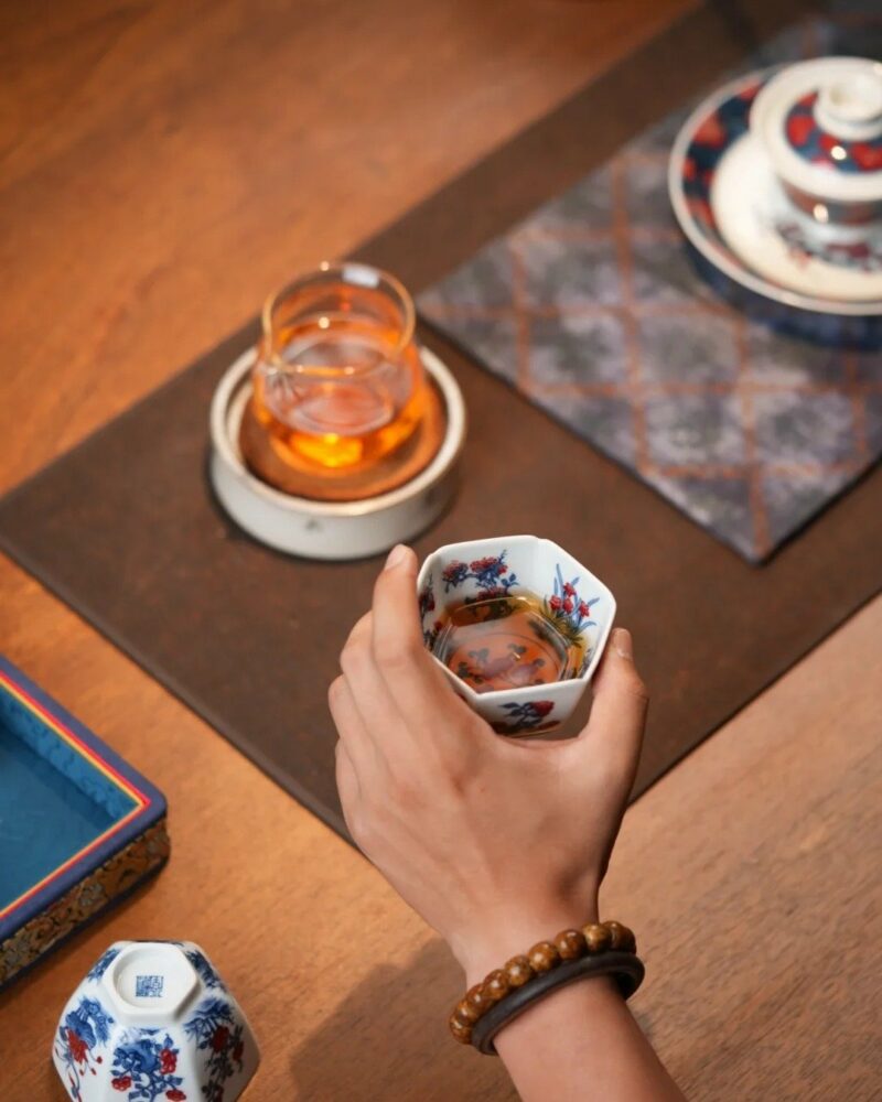 Handmade-Hand-painted-Qinghua-Underglaze-Red-Porcelain-Twelve-Flower-Goddesses-Hexagonal-120cc-Host-Cup4-1 수제 수채화 청화 청자, 12명의 꽃의 여신 문양이 새겨진 육각형 120cc 주인용 잔