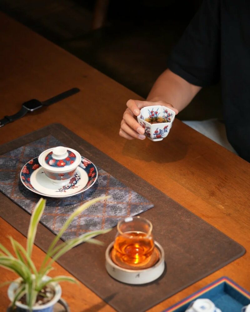 Handmade-Hand-painted-Qinghua-Underglaze-Red-Porcelain-Twelve-Flower-Goddesses-Hexagonal-120cc-Host-Cup5-1 수제 수채화 청화 청자, 12명의 꽃의 여신 문양이 새겨진 육각형 120cc 주인용 잔