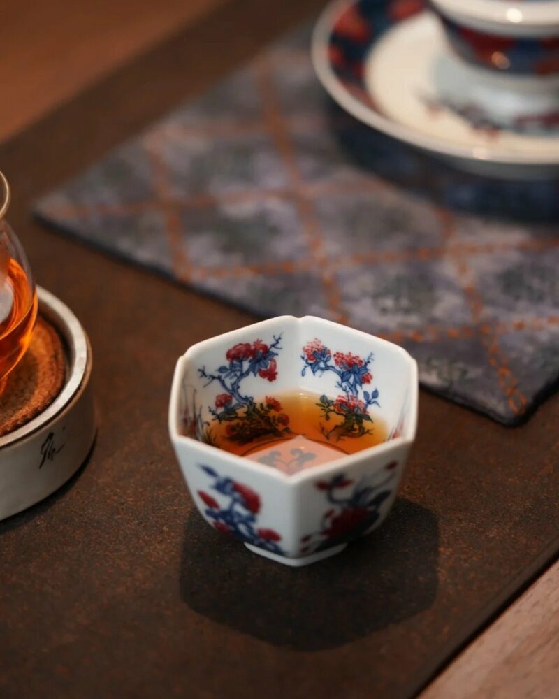 Handmade-Hand-painted-Qinghua-Underglaze-Red-Porcelain-Twelve-Flower-Goddesses-Hexagonal-120cc-Host-Cup6-1 수제 수채화 청화 청자, 12명의 꽃의 여신 문양이 새겨진 육각형 120cc 주인용 잔