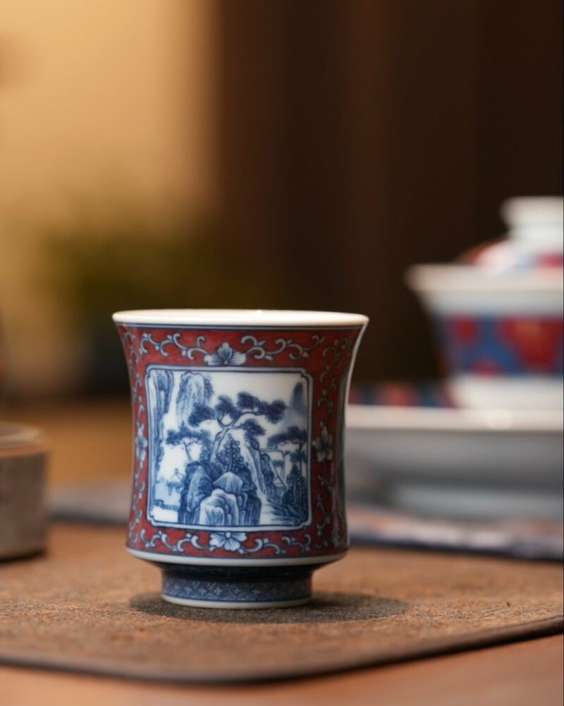 수제·손으로 채색·목재·가마 소성·도자기·붉은 바탕·청화·풍경화·80ml·호스트 컵7 수제, 수채화 기법, 목재 가마 소성 도자기, 붉은 바탕에 파란색과 흰색 풍경 그림이 그려진 80ml 호스트 컵