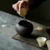 Cuenco para té de 500 ml, de cerámica rústica de estilo wabi-sabi, hecho a mano, cocido en horno de leña, color negro hollín1 Cuenco para té de 500 ml, de cerámica ruda de estilo wabi-sabi, hecho a mano y cocido en horno de leña, de color negro hollín