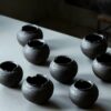 Cena de té artesanal, cocida en horno de leña, estilo wabisabi, cerámica tosca, color negro hollín, 500 ml, n.º 12 Cuenco para té de 500 ml, de cerámica ruda de estilo wabi-sabi, hecho a mano y cocido en horno de leña, de color negro hollín