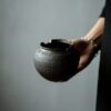 Cubeta para té de 500 ml, de cerámica rústica de estilo wabi-sabi, hecha a mano y cocida en horno de leña, de color negro hollín 14 Cuenco para té de 500 ml, de cerámica ruda de estilo wabi-sabi, hecho a mano y cocido en horno de leña, de color negro hollín