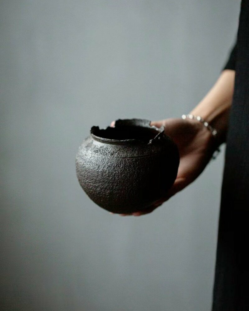Cubeta para té de 500 ml, de cerámica rústica de estilo wabi-sabi, hecha a mano y cocida en horno de leña, de color negro hollín 14 Cuenco para té de 500 ml, de cerámica ruda de estilo wabi-sabi, hecho a mano y cocido en horno de leña, de color negro hollín